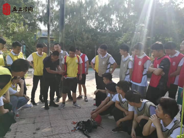 培训快讯培训时间：7月8--14日培训地点：西安培训单位：中铁**局新入职培训课程：内训＋拓展培训人数：74人