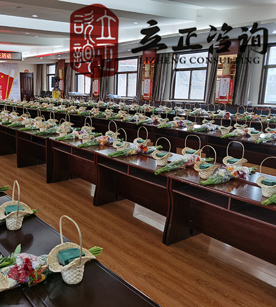 培训快讯培训时间：3月8日培训地点:会议室培训单位：甘肃建投某公司培训课程:三·八插花活动