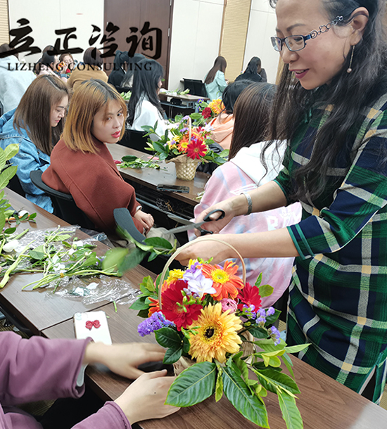 培训时间：3月9日培训地点:会议室培训单位：甘肃某建公司培训课程:三·八插花活动
