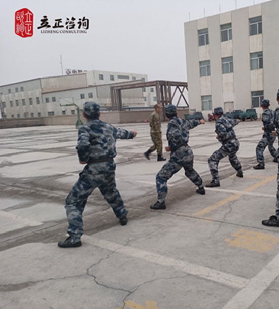 培训快讯培训主题：”班长管战士“军事化拓展训练培训内容：管理培训+军事训练+拓展训练培训对象：班组长、值长、科级干部、储备干部、技术人才课程设置：《从部队的宗旨看企业的愿景》《从部队的纪律看企业的规章