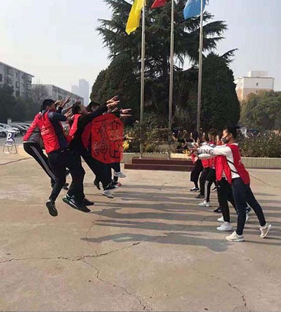 培训快讯培训时间：11月12日培训地点:单位体育馆培训单位:兰州**公司团干部培训班培训课程:拓展培训人数：86人