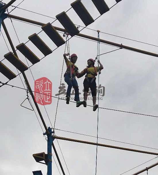 培训快讯培训时间：6.30-7.1培训地点:城建培训中心培训单位:某餐饮公司培训课程:拓展培训人数：42人